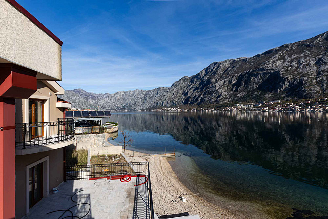 A luxurious three-story villa on the first sea line in  Kotor — photo 6